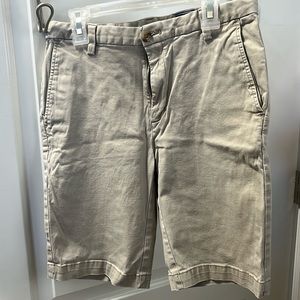Boys Vineyards Vines khaki shorts. Great condition. Size 16.